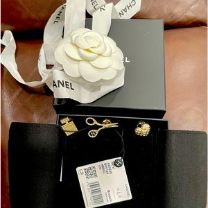 CHANEL brooch set 🤍